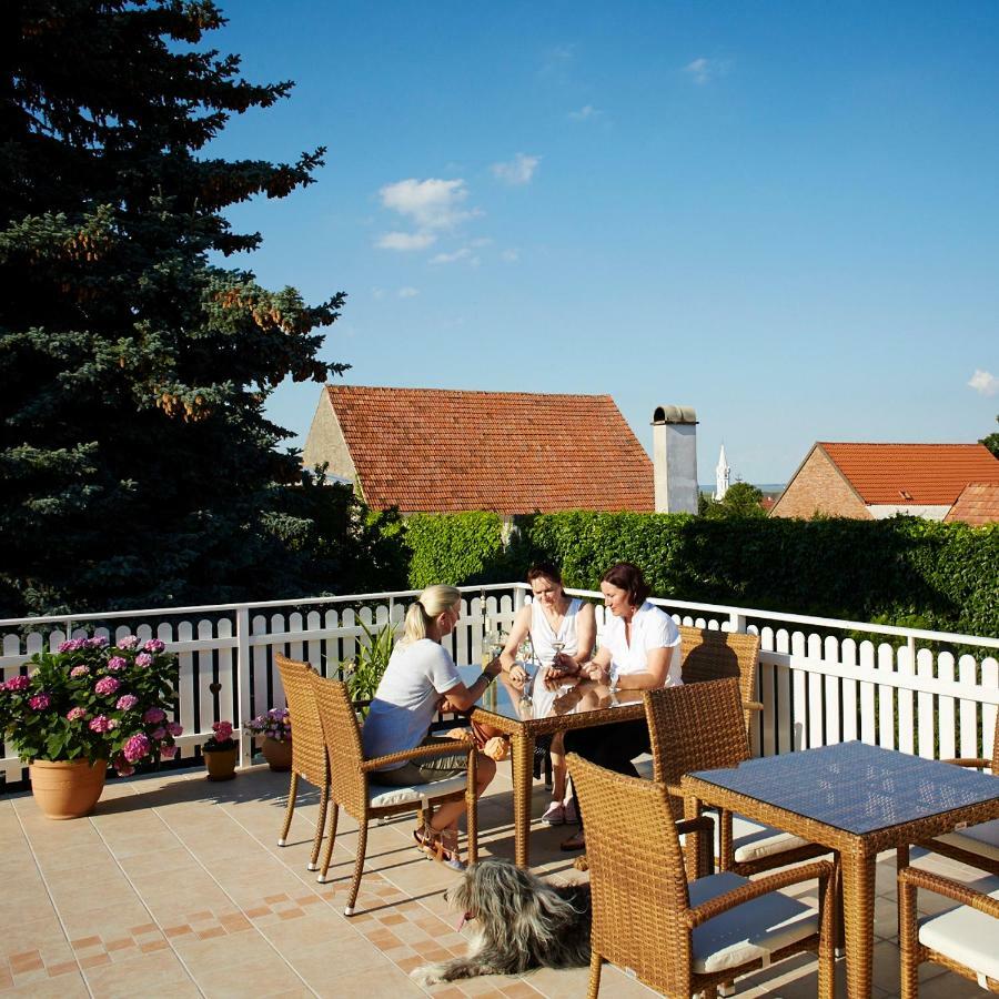 Weingut Pension Sommerhof Mörbisch am See Exterior foto